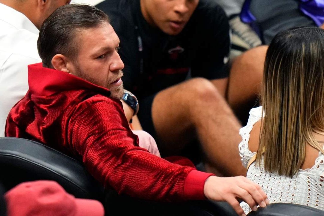 McGregor, de 34 años y que espera su cuarto hijo junto a su pareja Dee Devlin, fue acusado de agredir sexualmente y con "violencia" a una mujer en un baño del Kaseya Center de Miami