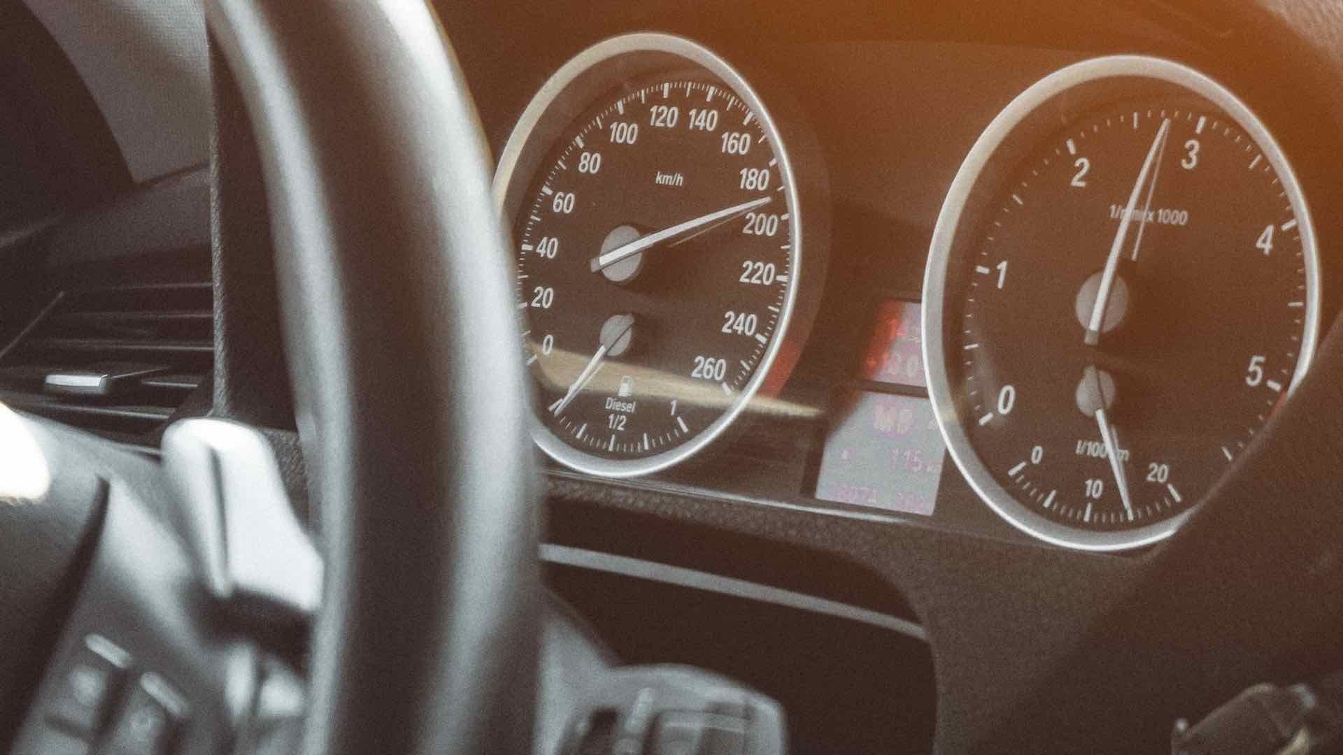 Algunas personas alteran los odómetros para engañar a los compradores
