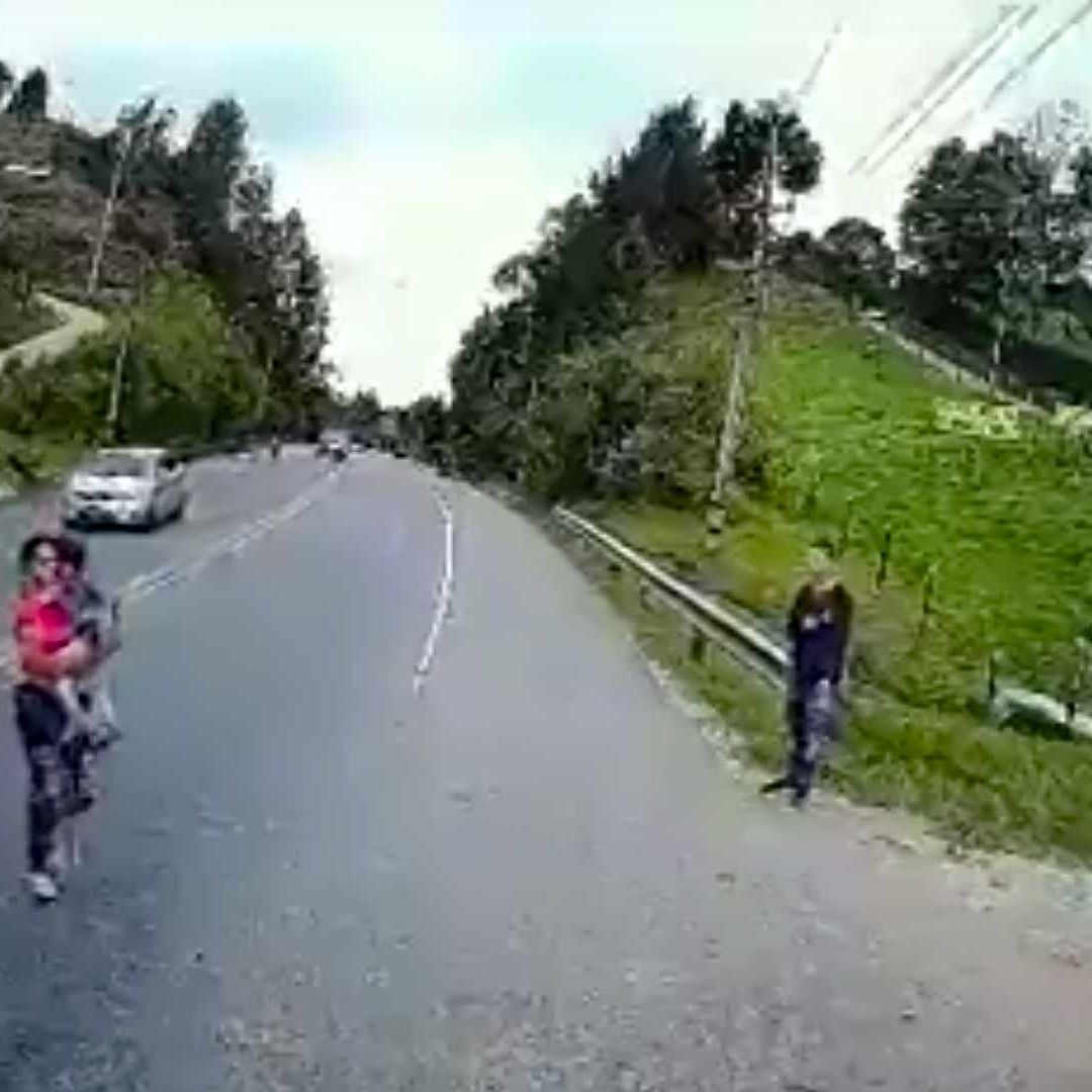 Moto Atropella a Niña y la Salva de Ser Aplastada por Tráiler: Video