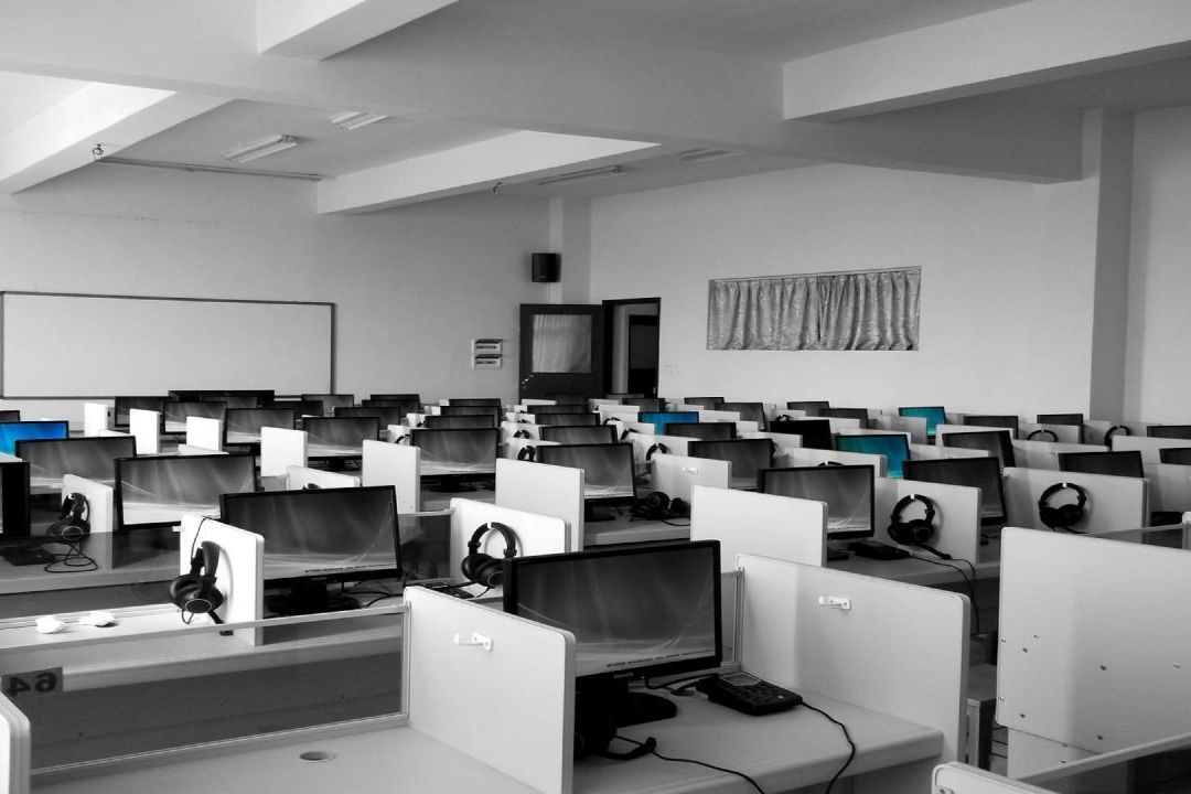 Empleada de Call Center Muere y Compañeros Trabajan Junto a Cadáver en España