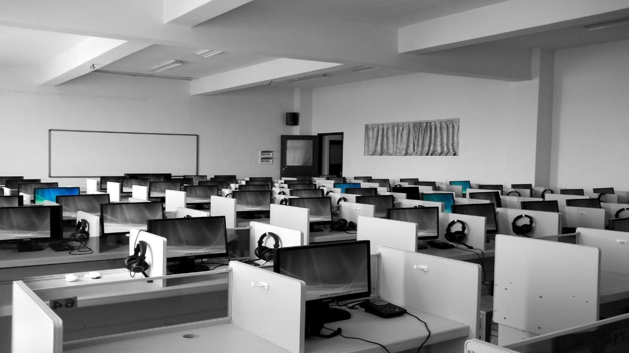 Empleada de Call Center Muere y Compañeros Trabajan Junto a Cadáver en España