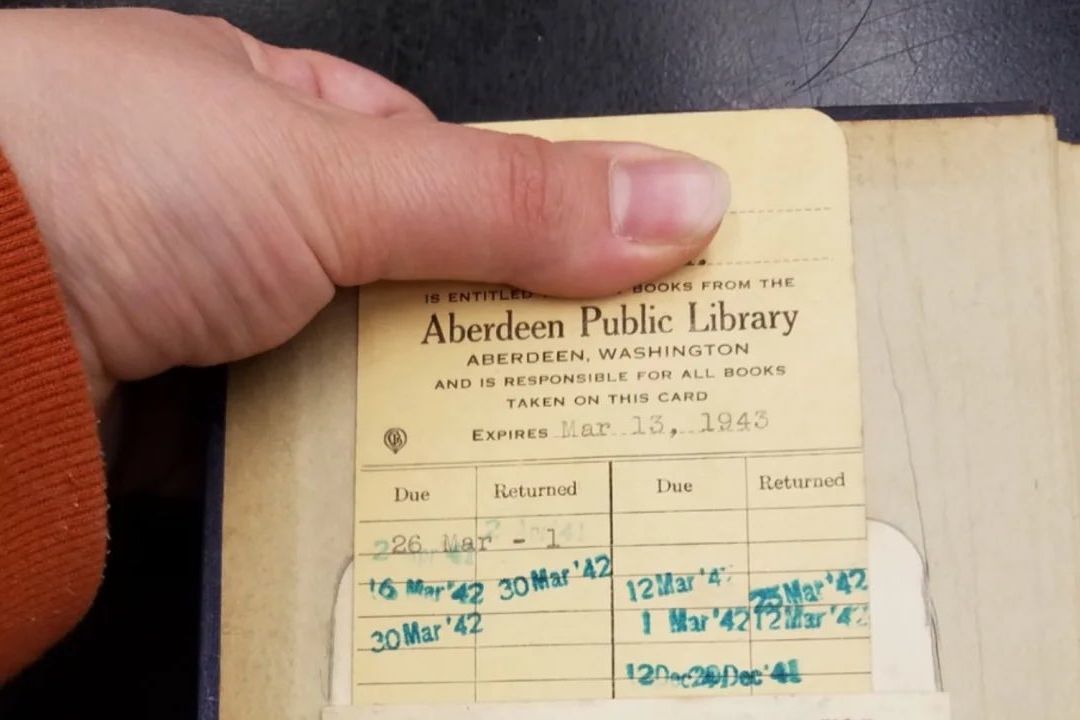 Devuelven libro a la biblioteca 81 años después
