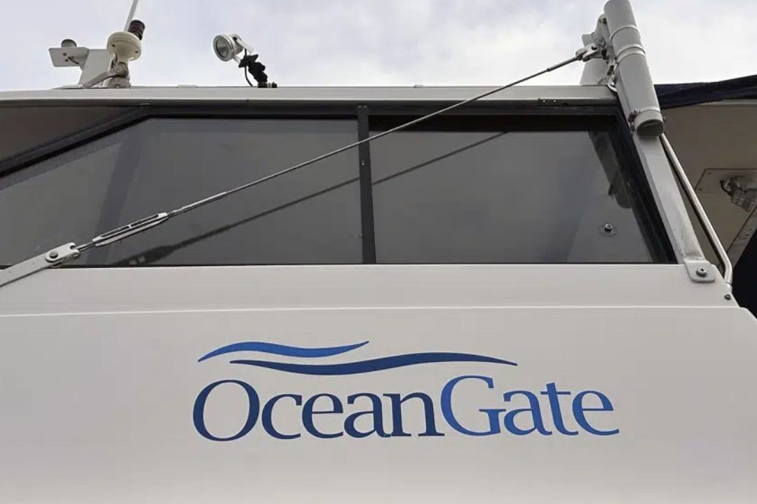 El logo de OceanGate Expeditions se ve en un barco cerca de las oficinas de la compañía