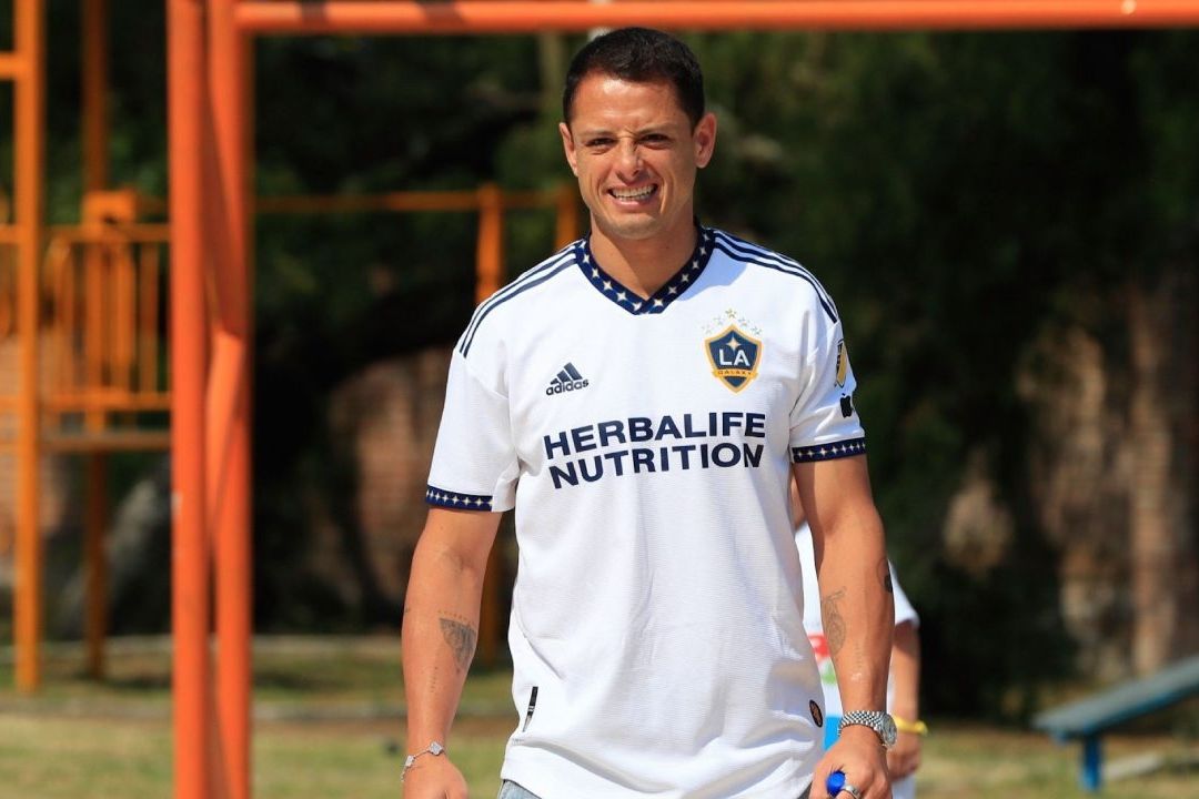 ‘Chicharito’ es Operado de la Rodilla; Se Pierde la Temporada
