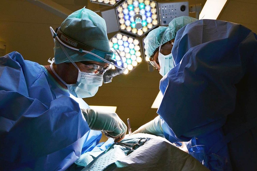 Quitan con éxito "cola humana" a bebé de 10 días de nacido