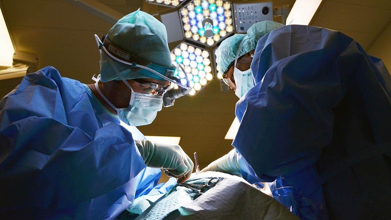 Quitan con éxito "cola humana" a bebé de 10 días de nacido