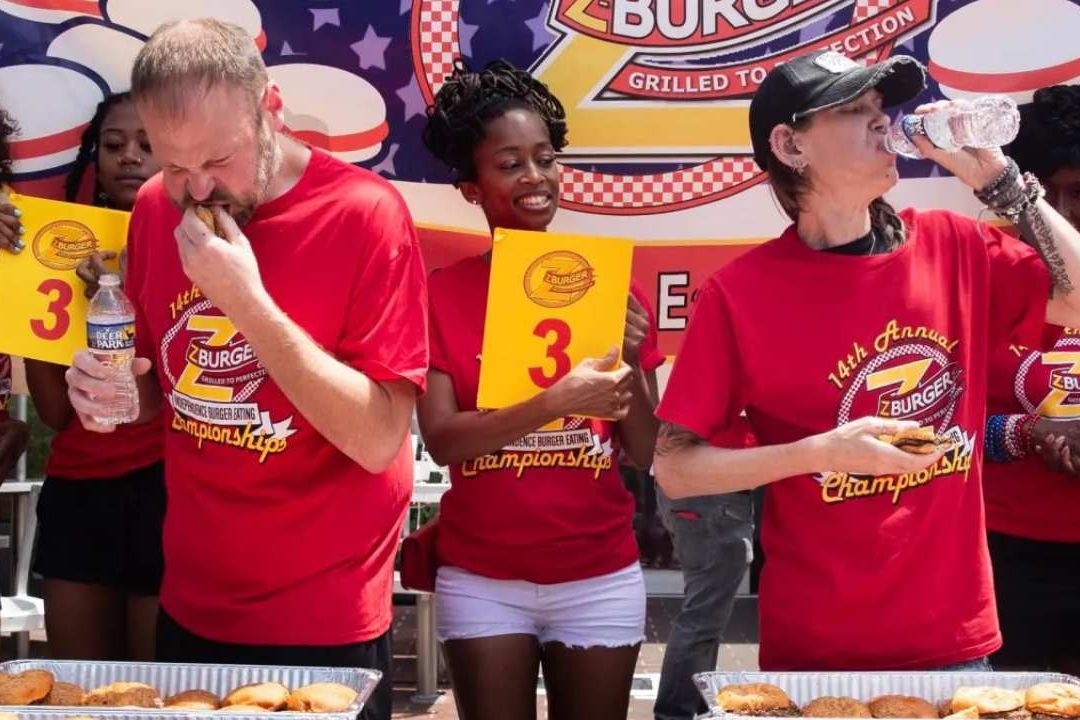 Mujer Gana Concurso de Hamburguesas al Comer 34 en 10 Minutos