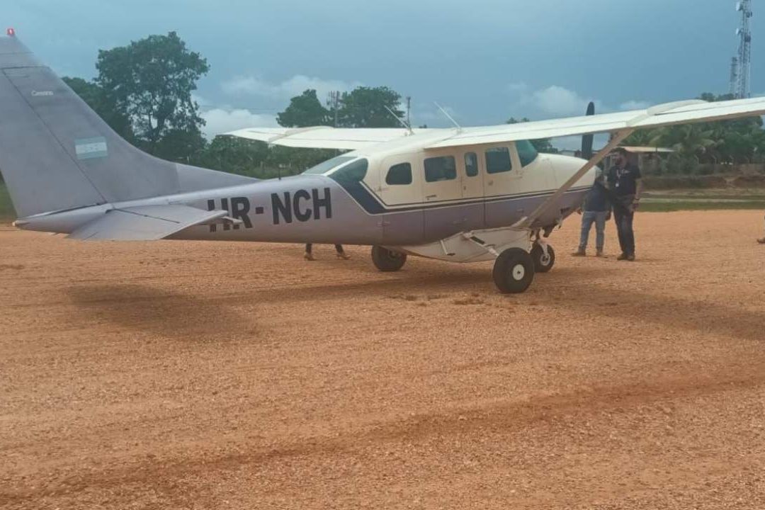 Avioneta Arrolla a Motocicleta y Mata a los Dos Ocupantes