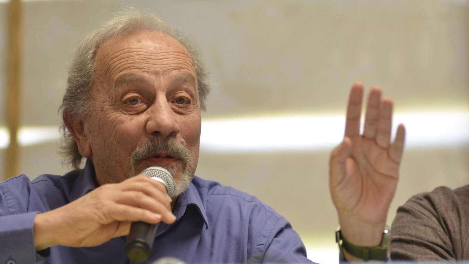 Adolfo Gilly en una conferencia en 2015
