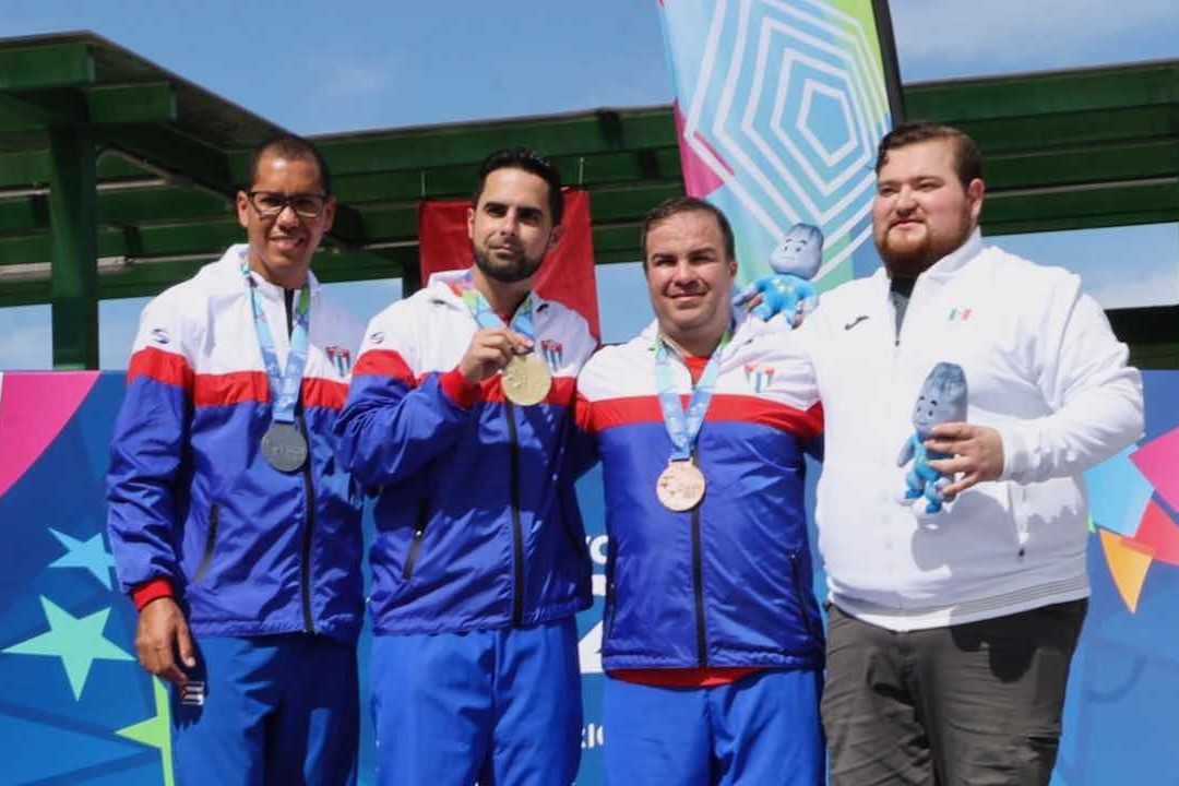 Mexicano Fidencio González posa junto al equipo cubano de tiro deportivo