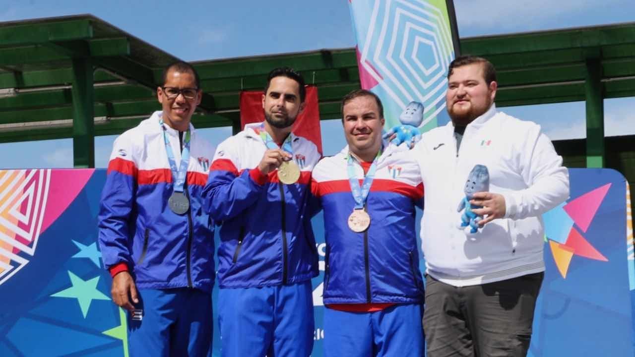 Mexicano Fidencio González posa junto al equipo cubano de tiro deportivo