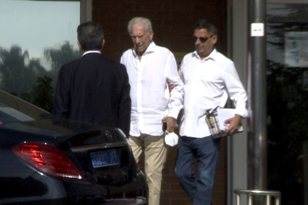 Vargas Llosa Sale del Hospital tras Recuperarse de Covid
