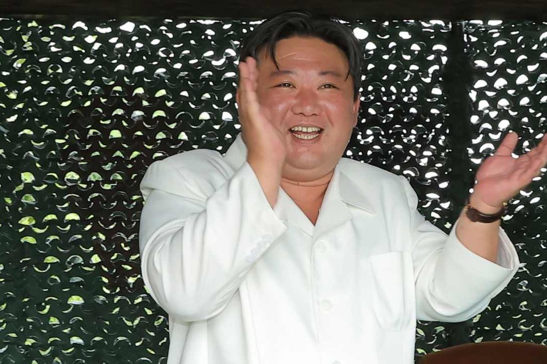 Kim Jong Un Celebra Lanzamiento de Misil de Corea del Norte