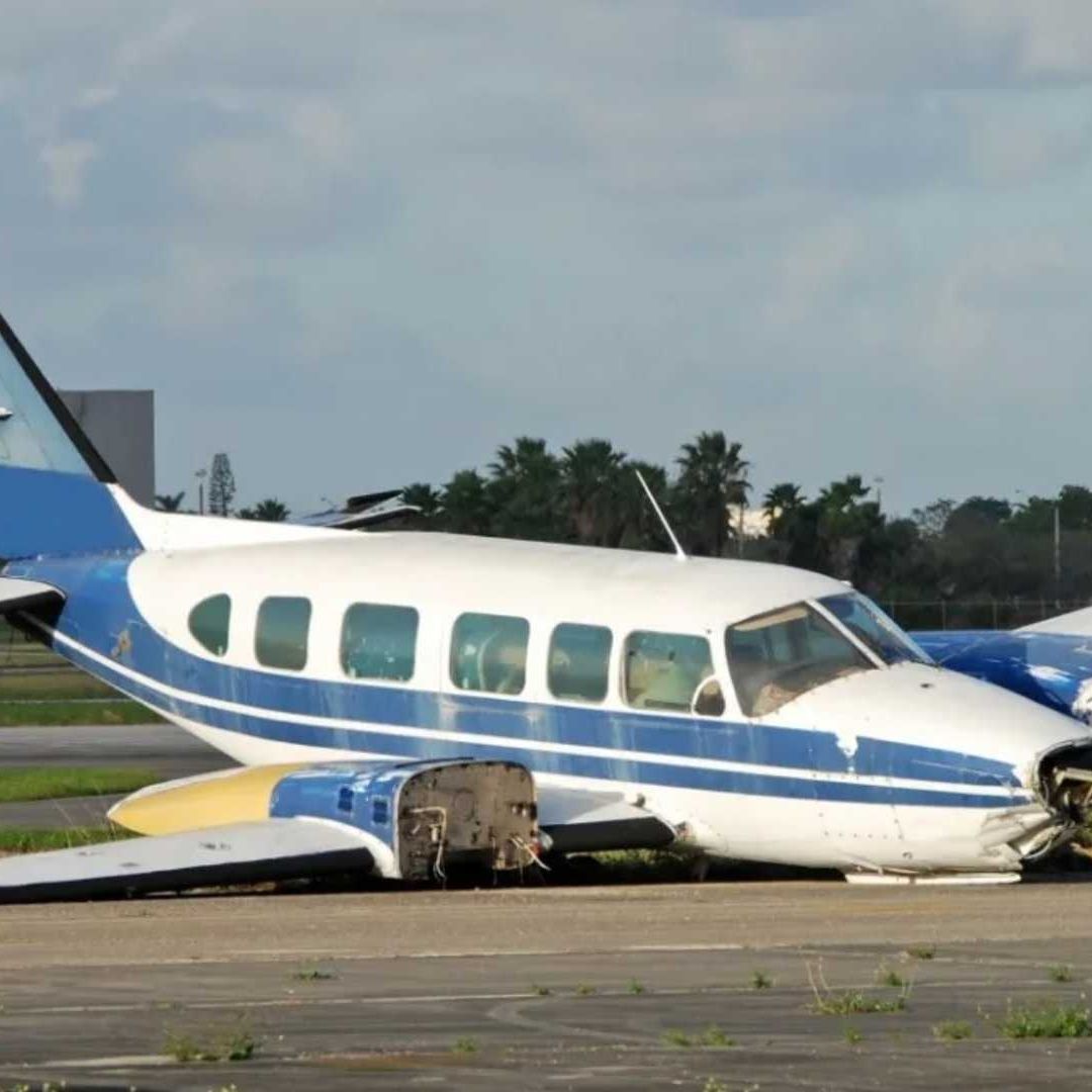 Piloto se Desvanece y una Pasajera Logra Aterrizar la Avioneta
