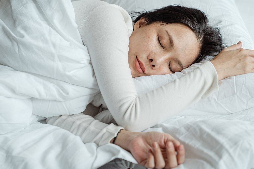 Médicos recomiendan introducir las siestas para adaptarse al calor