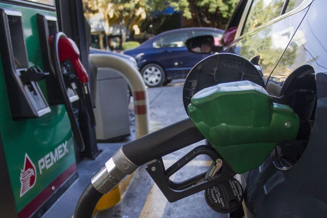 Gasolina: ¿Cómo Rinde Más, al Comprar por litros o por pesos?