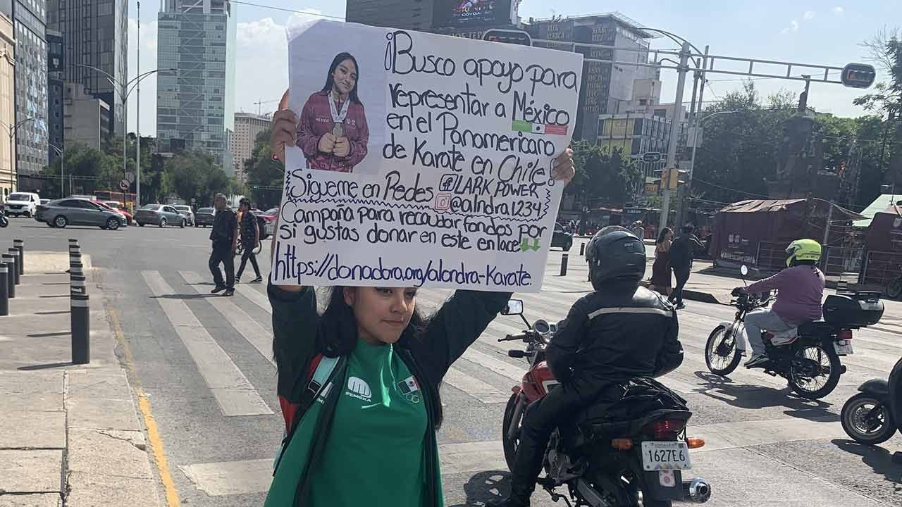 Joven karateca pide apoyo en la calle para ir a competencia internacional
