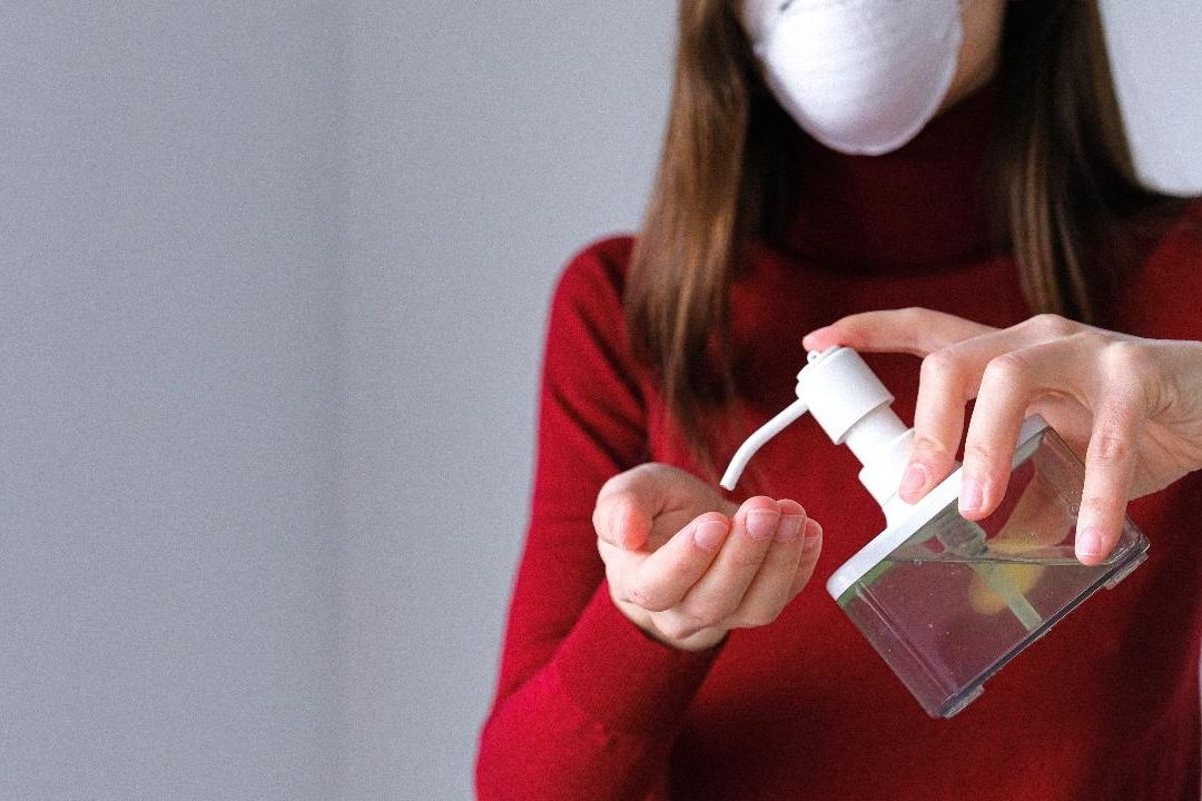 Una familia de EUA fue declarada culpable de vender blanqueador industrial como cura milagrosa para el covid durante la pandemia
