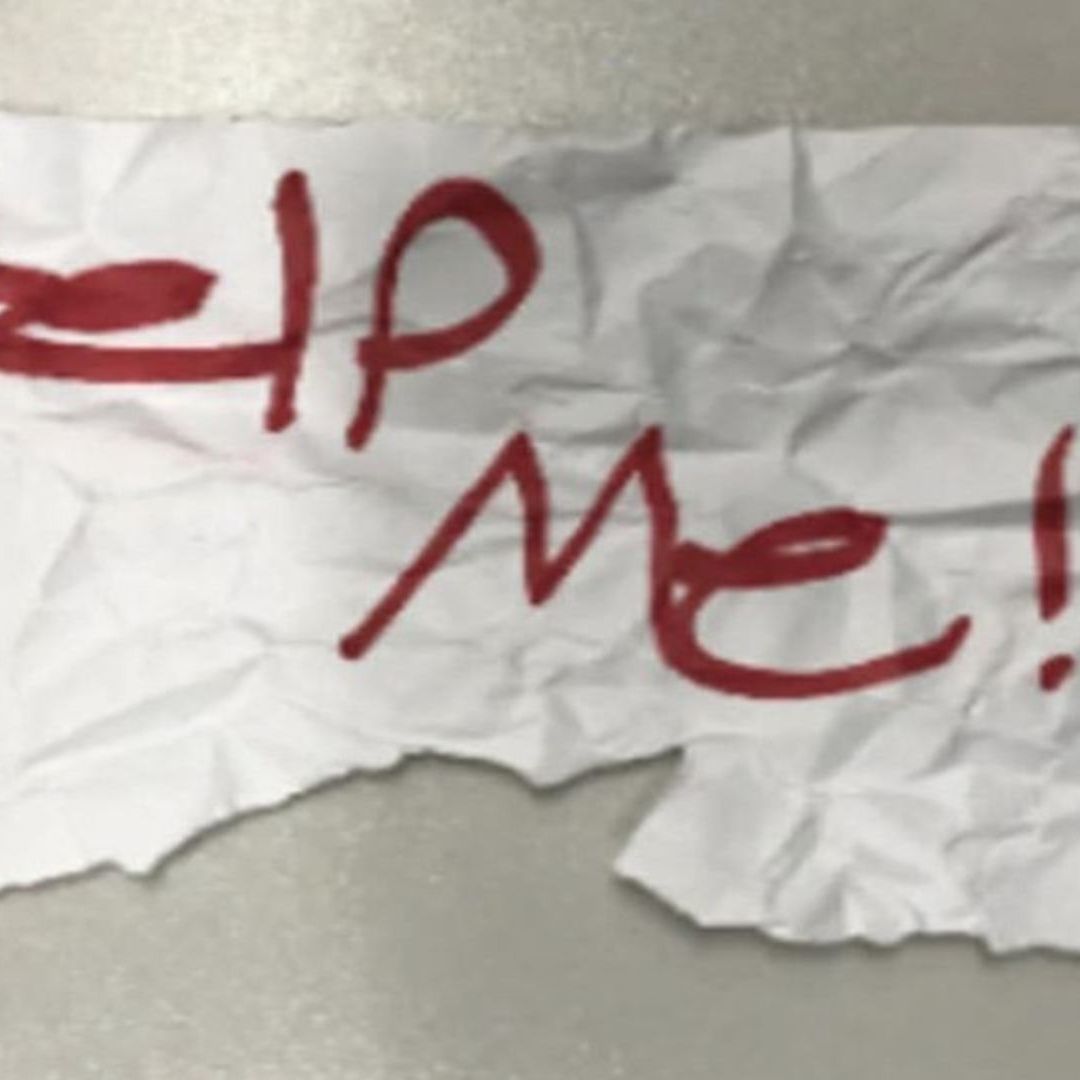 Los transeúntes vieron a la niña sostener un cartel de “ayúdame” en un automóvil estacionado en una lavandería en California