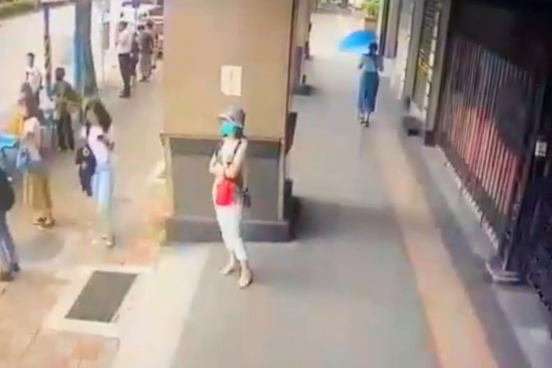 Video: Estudiante Muere al Caerle un Aire Acondicionado Desde un Edificio