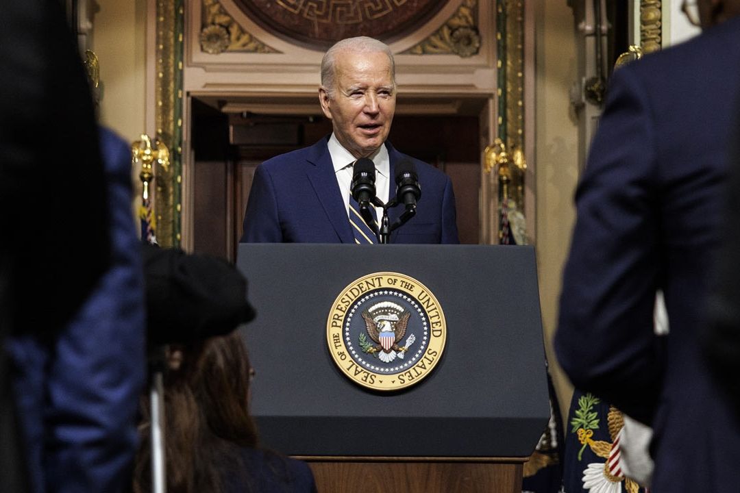 Juez bloquea restricciones de asilo a migrantes impuestas por el gobierno de Biden