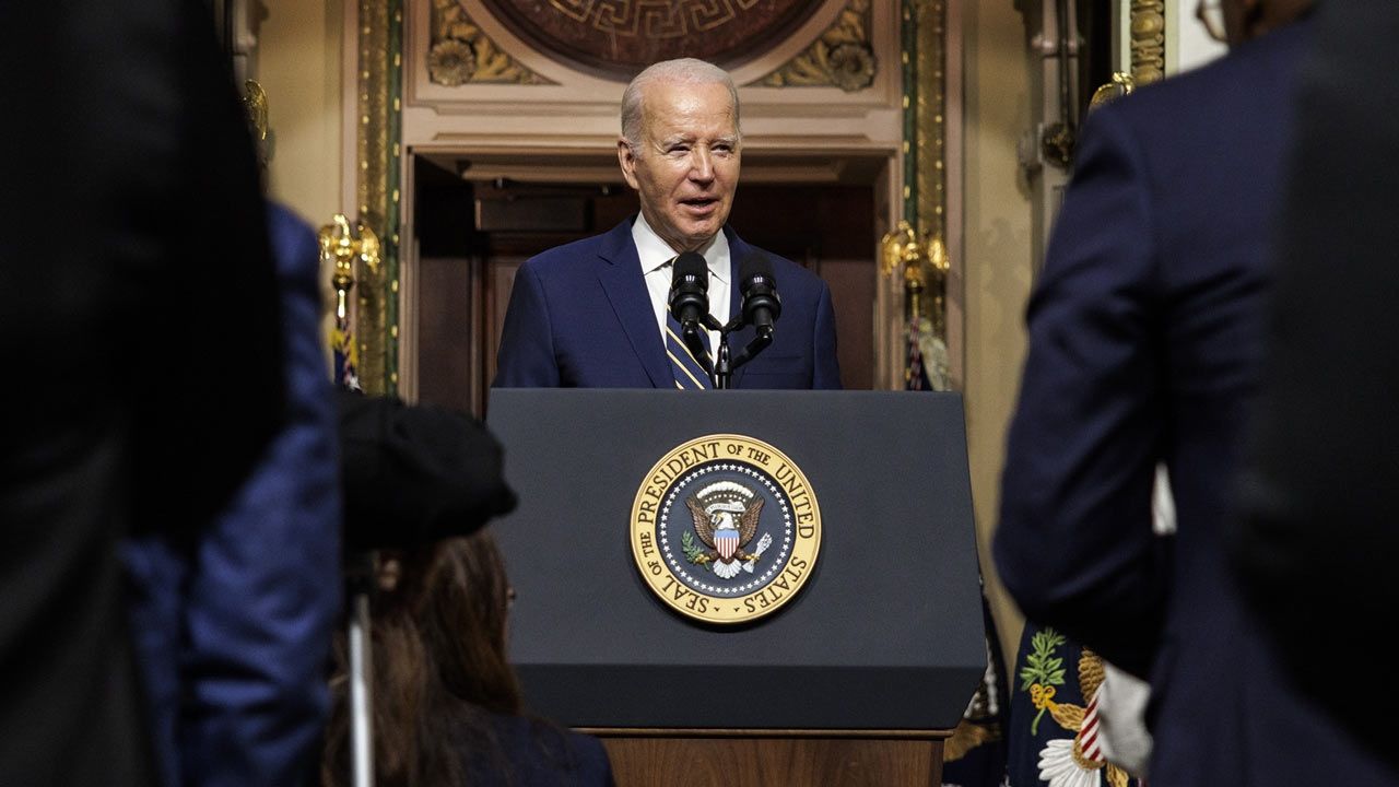 Juez bloquea restricciones de asilo a migrantes impuestas por el gobierno de Biden