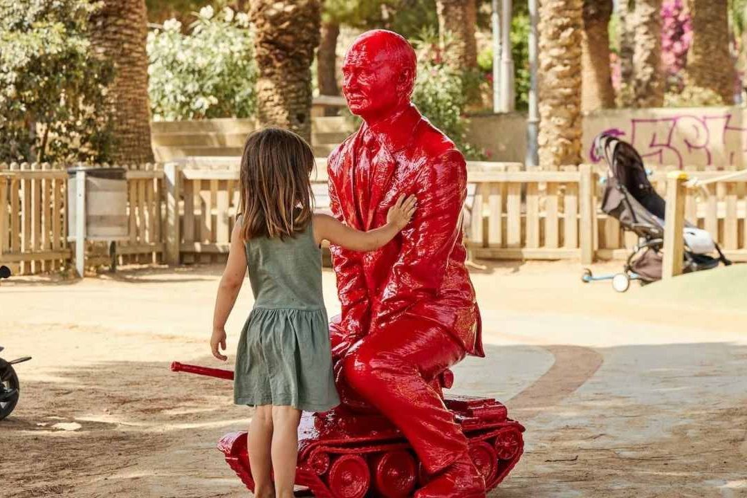 Estatua Ridiculiza a Vladimir Putin con Tanque de Guerra de Juguete