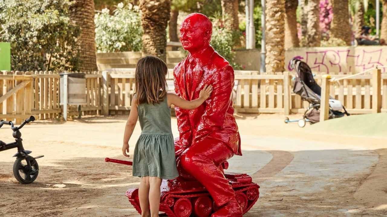 Estatua Ridiculiza a Vladimir Putin con Tanque de Guerra de Juguete