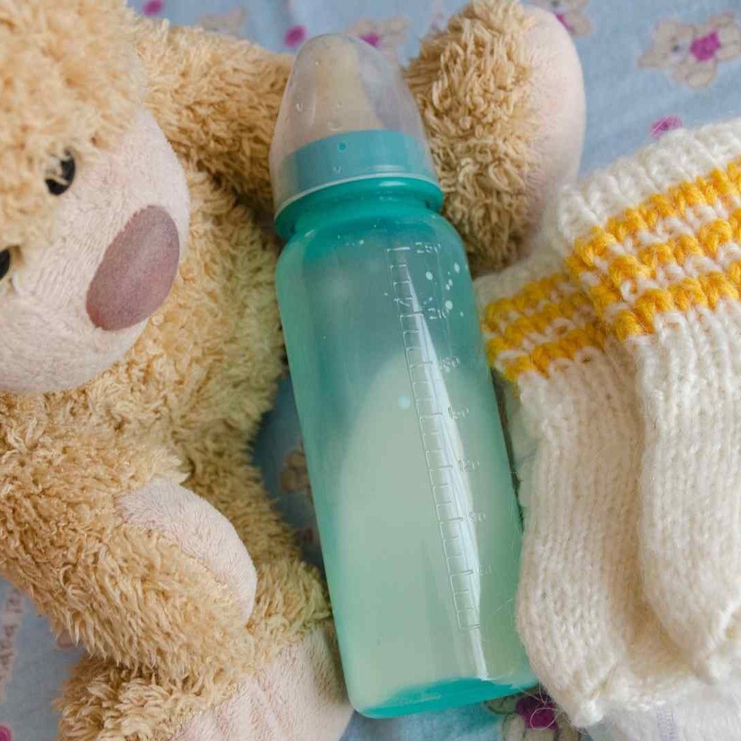 Mujer da Biberón con Alcohol a su Bebé para que No Llore