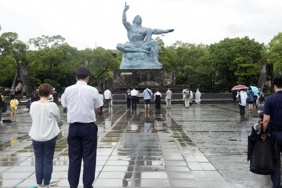 Nagasaki Recuerda Tragedia Nuclear con Modesta Ceremonia por Tifón
