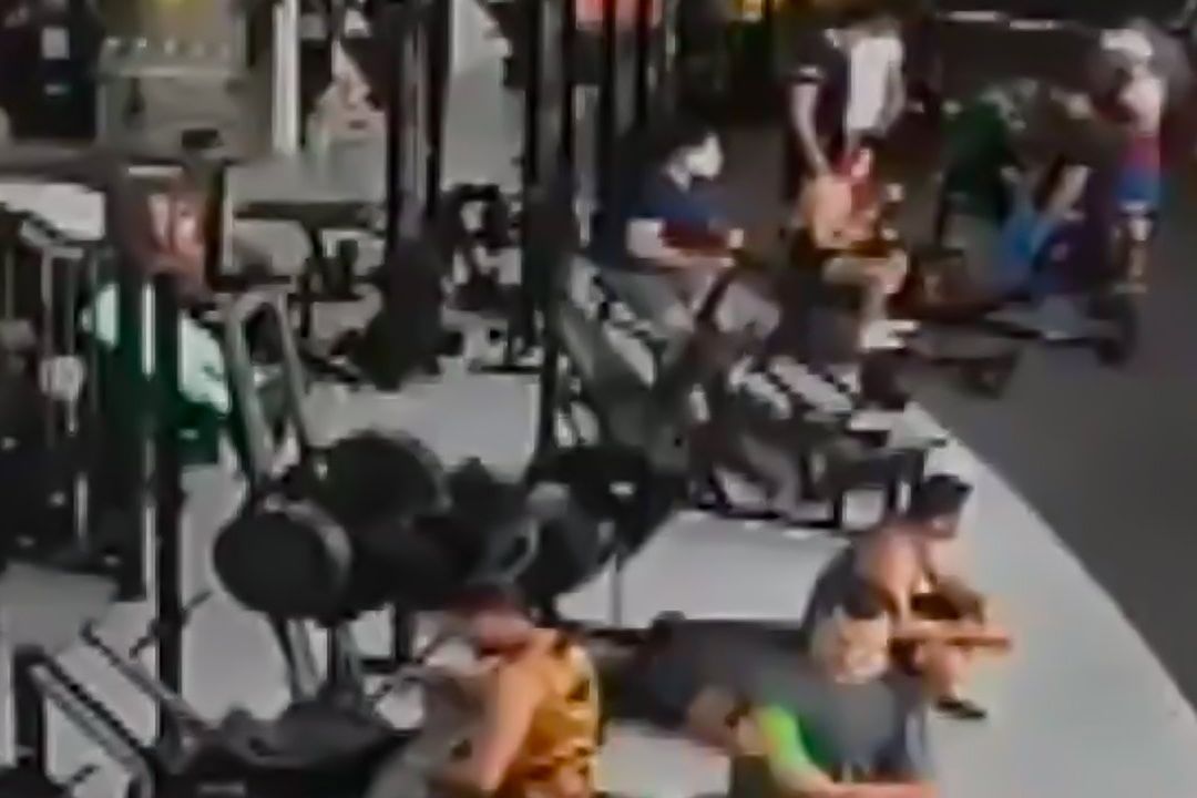 Máquina de 150 Kilos Aplasta a Hombre en Gimnasio