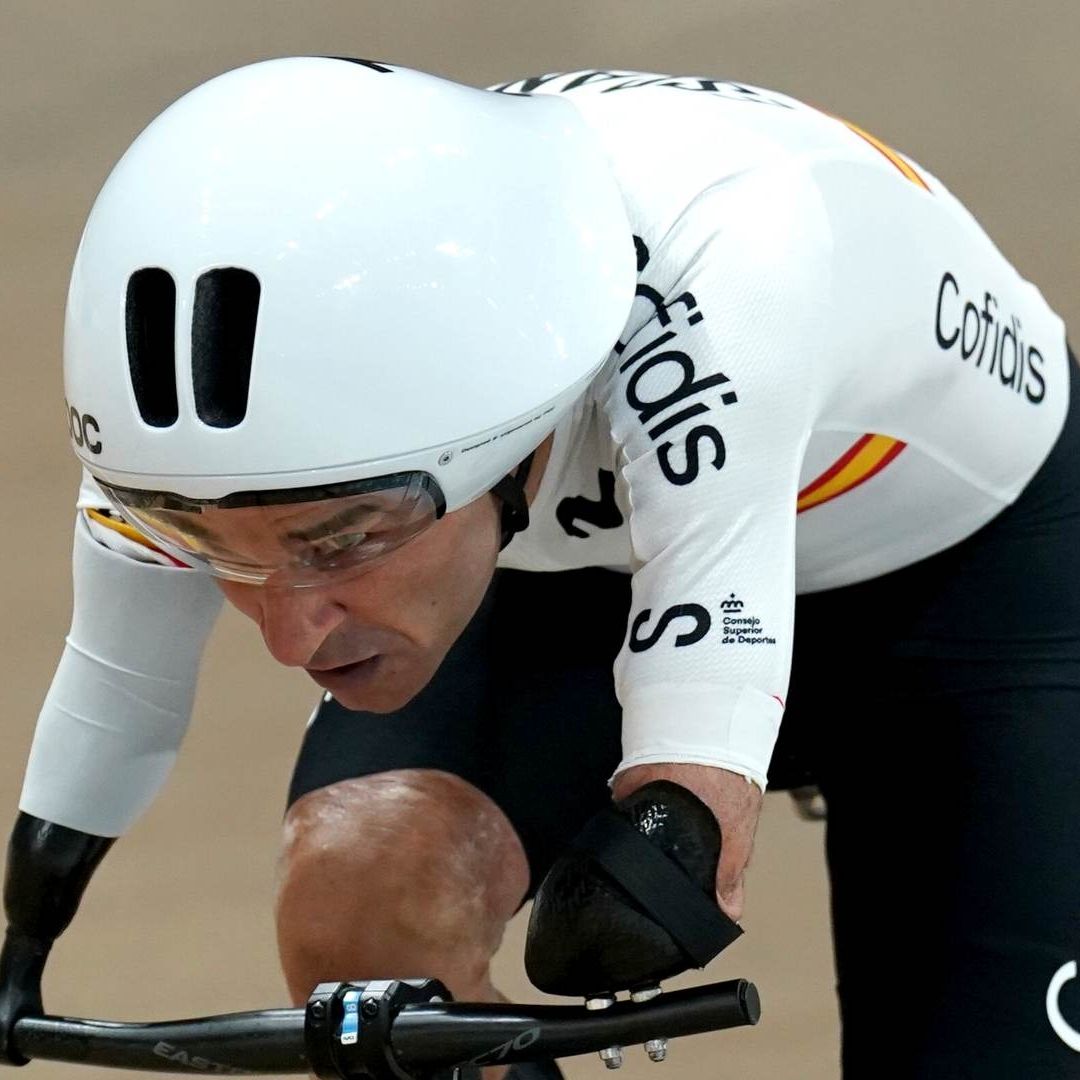 Premian a ciclista paralímpico sin brazos con un reloj y desata polémica