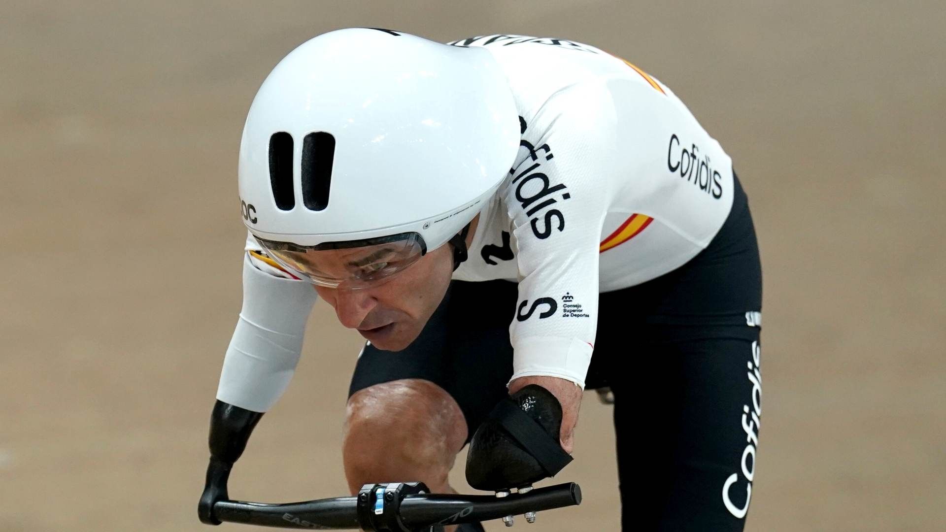Premian a ciclista paralímpico sin brazos con un reloj y desata polémica