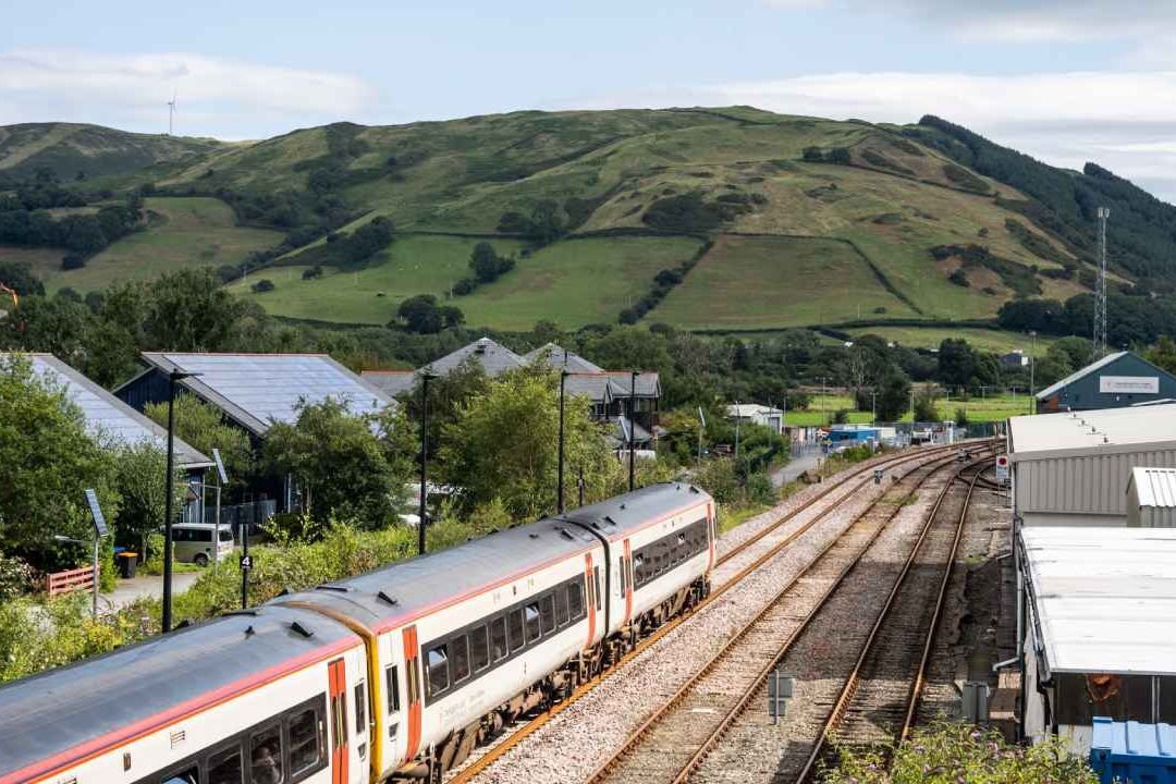 ¡Ahí Viene el Tren! Británicos Arriesgan la Vida por Diversión