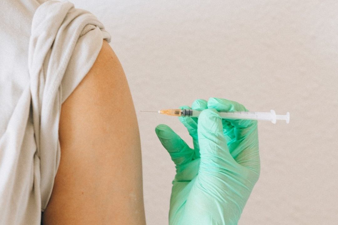 Vacunas COVID en el Mismo Brazo, Efectividad Depende de Ello Según Estudio