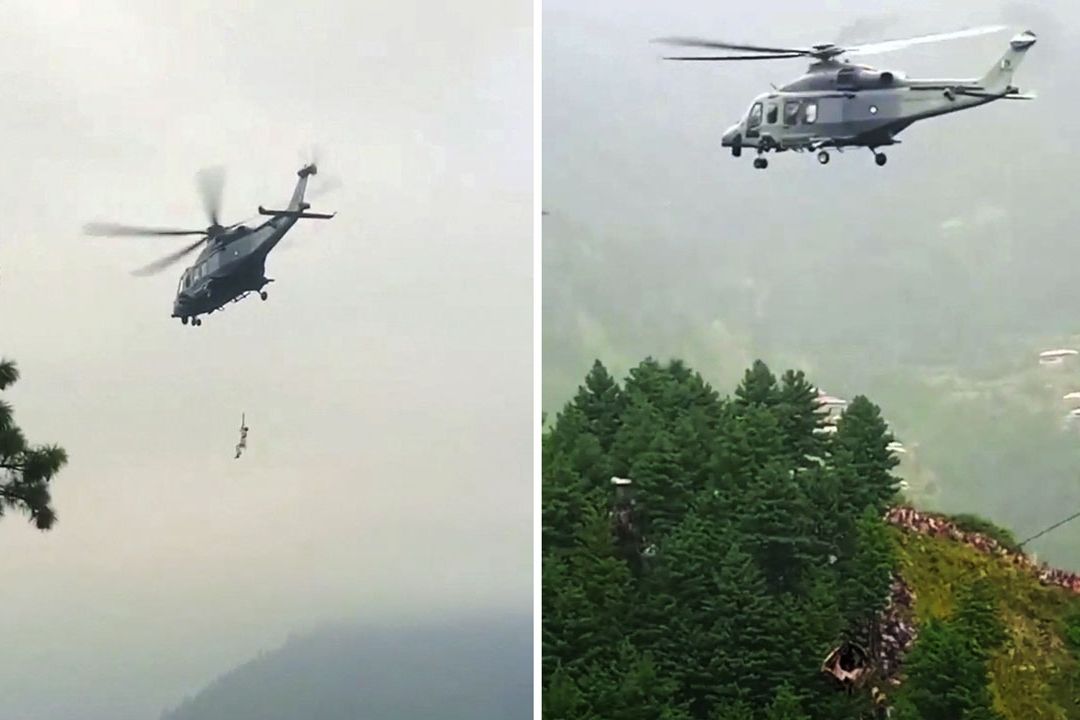 Un helicóptero rescata a persona atrapada en un teleférico en Pakistán