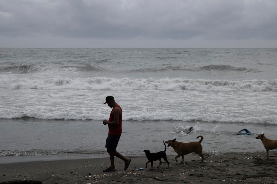 Tormenta tropical Franklin tocó tierra en República Dominicana y Haití, entre temores de que pudiera provocar aludes e inundaciones