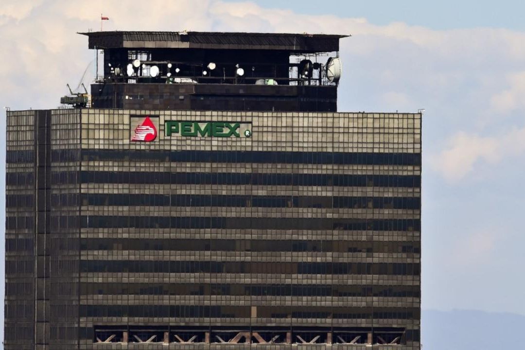 Pemex representa la mayor preocupación en términos de liquidez y deuda entre las petroleras latinoamericanas, aseguró Fitch Ratings