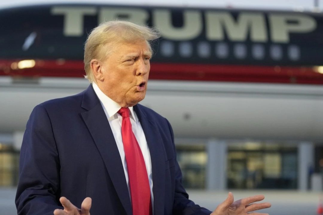 Foto Policial de Trump se Suma a la de Otros Famosos