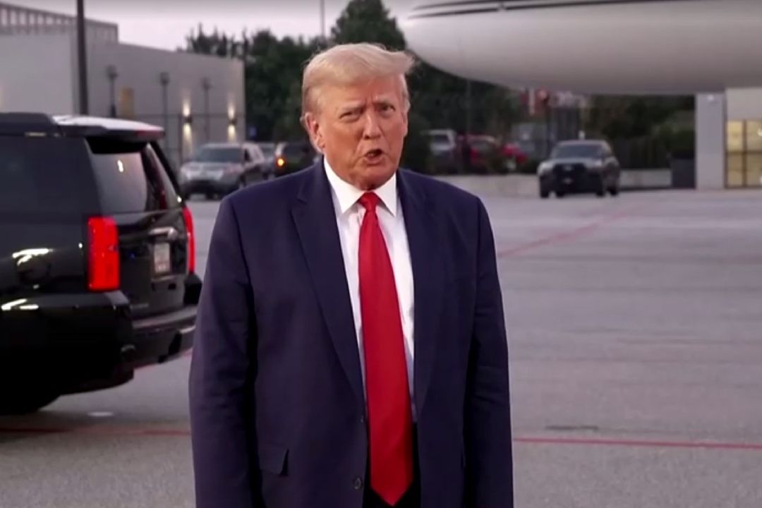 Trump Regresa a X antes Twitter con Publicación de Ficha Policial