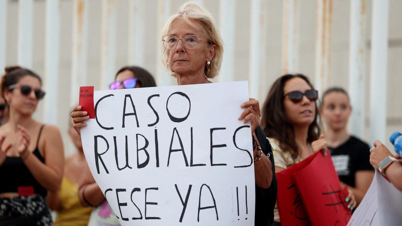 Protesta en apoyo a Jenni Hermoso afuera de la RFEF el 25 de agosto de 2023.