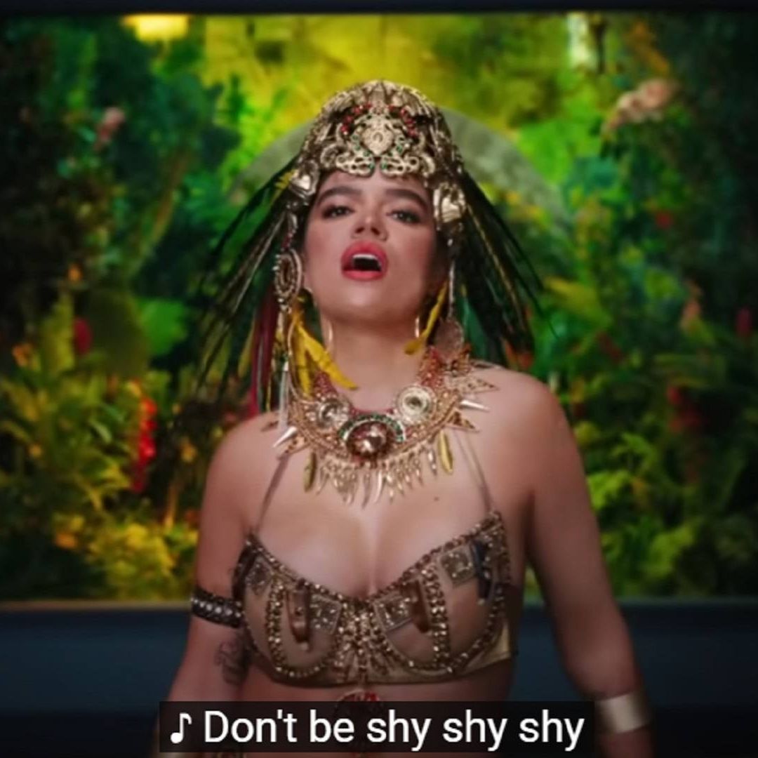 La cantante Karol G en el video Don’t Be Shy