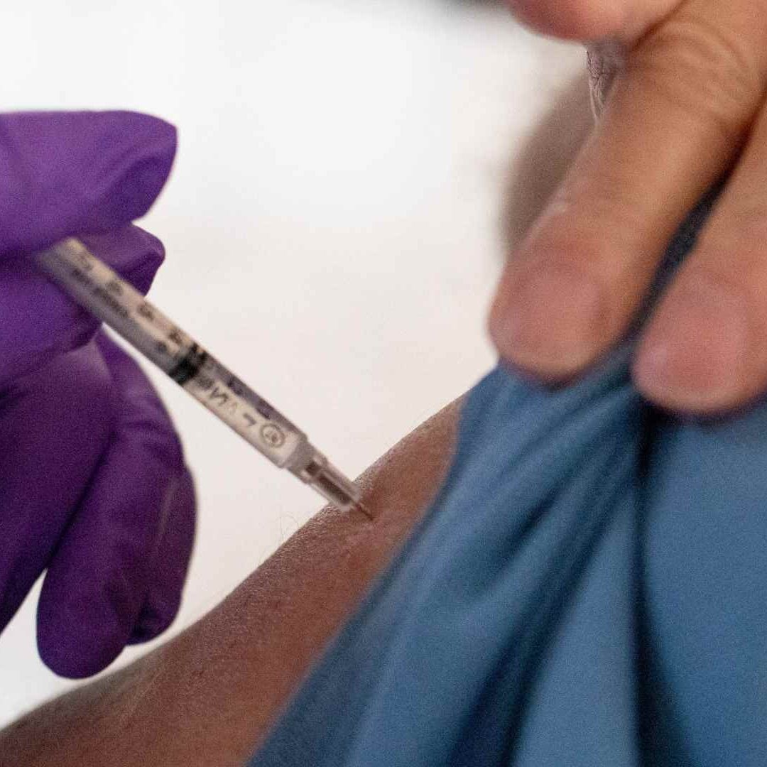 La vacuna contra la nueva variante de covid podría generar mayor inmunidad