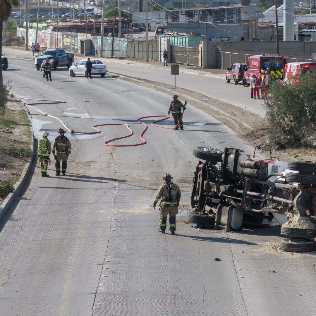 Se accidenta pipa en Oaxaca, Protección Civil en alerta.