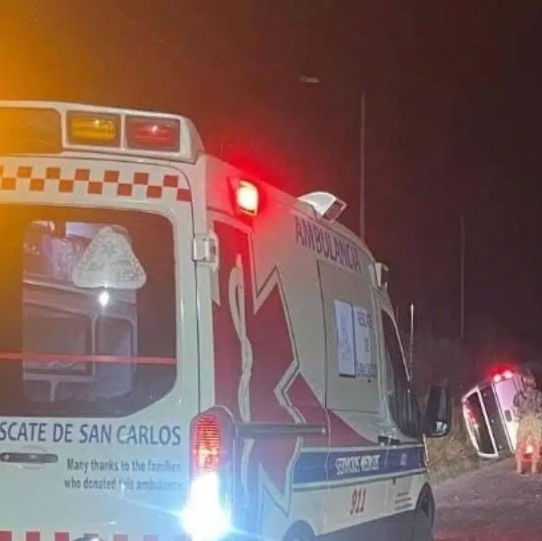 Joven Resulta Lesionado tras Volcar Vehículo por Presunto Exceso de Velocidad en San Carlos