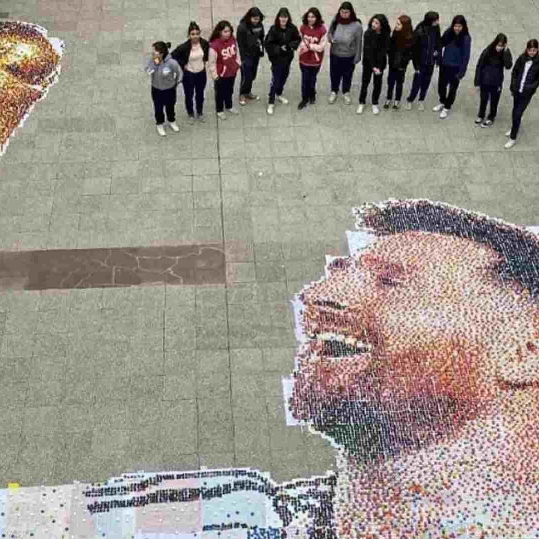 Alumnos de Secundaria Argentinos Crean Retrato de Messi con Tapitas de Plástico