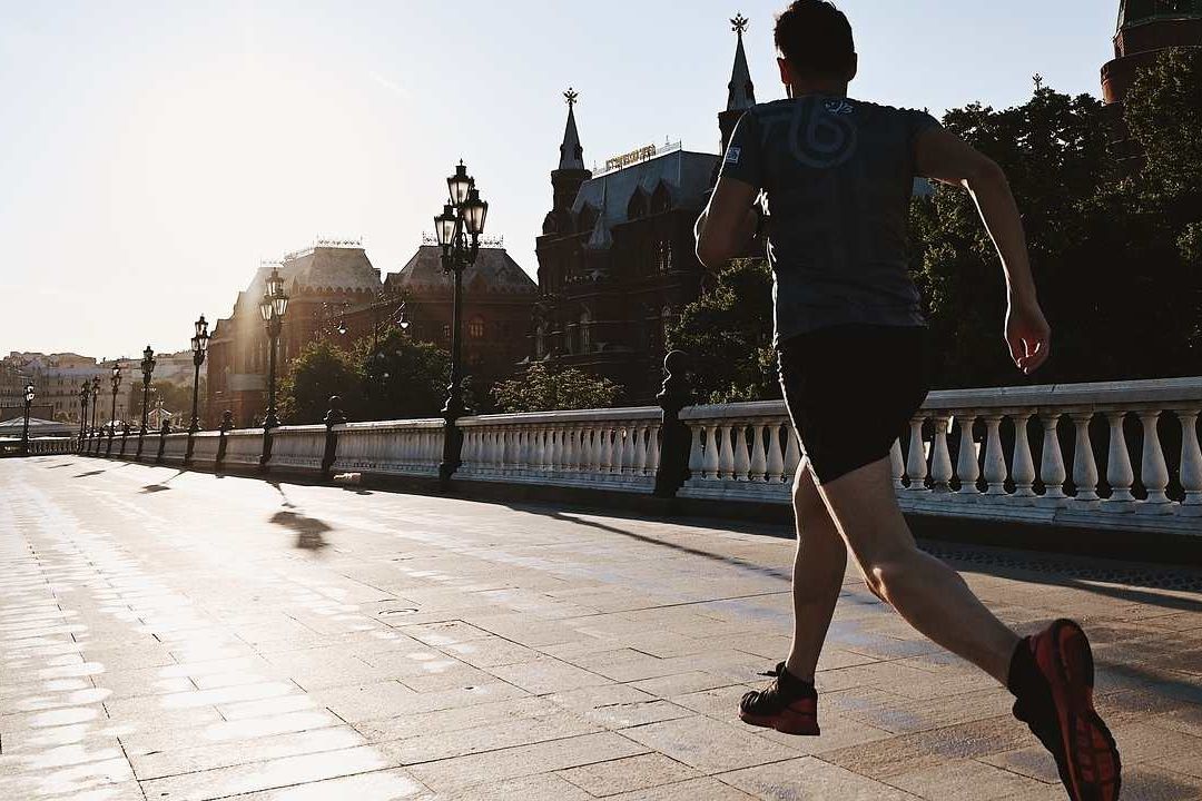 Un estudio realizado por la Universidad de Granada demostró que caminar ocho mil pasos reduce el riesgo de muerte prematura