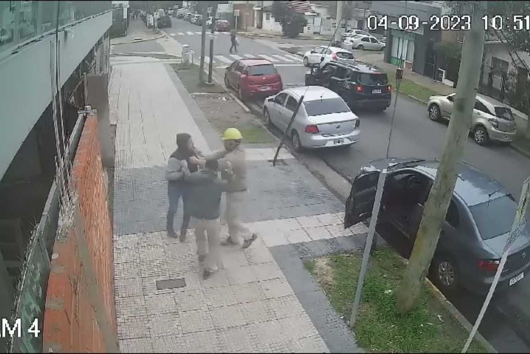 Albañiles detienen a un ladrón de coches en Argentina