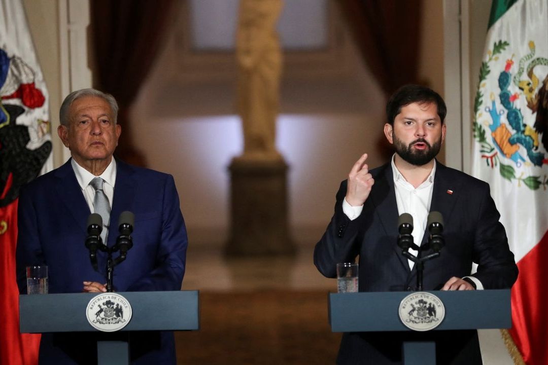 AMLO y Gabriel Boric durante el mensaje a medios en La Moneda.