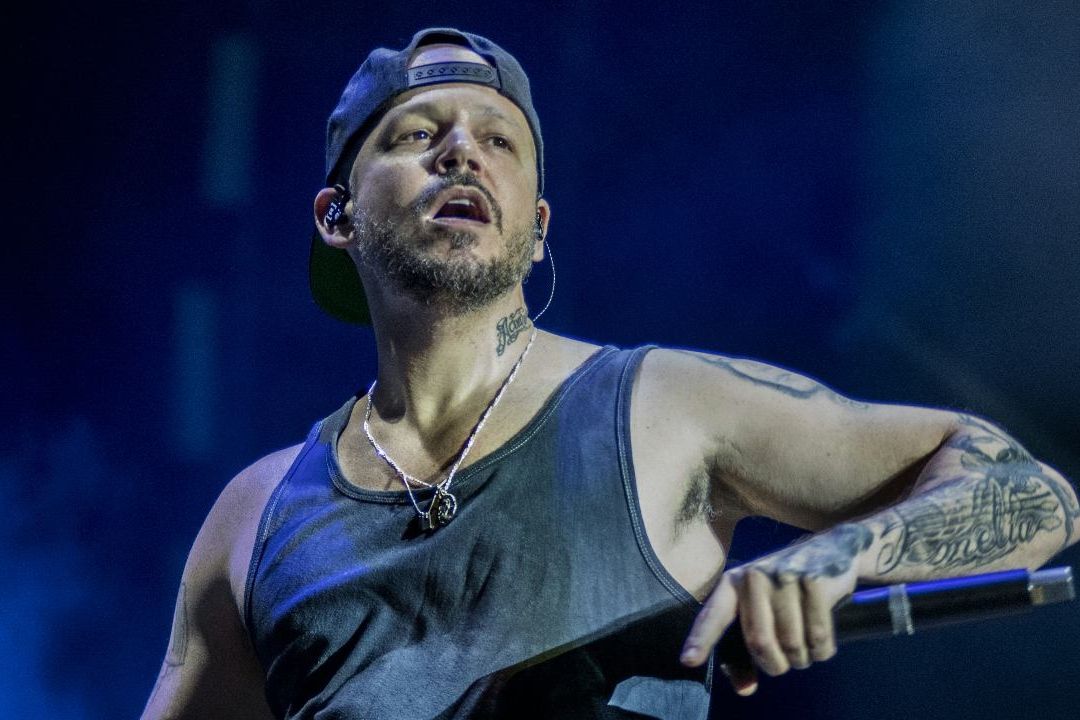 Residente, Waos, Michelle Jenner y Alberto Ammann aparecen en el nuevo video musical del puertorriqueño, "Problema Cabrón"